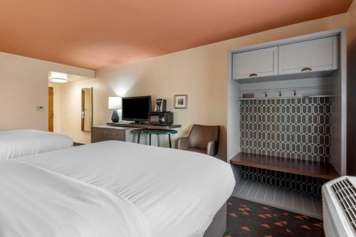 a hotel room with two beds and a desk at Holiday Inn Bangor by IHG in Bangor