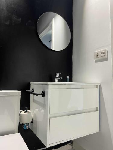 y baño con lavabo blanco y espejo. en Flamenco modern & luxury, en Málaga
