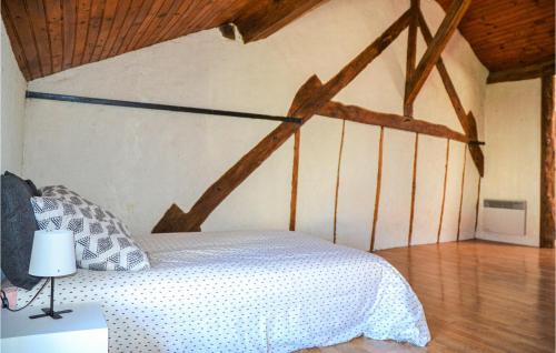 - une chambre avec un lit blanc et un plafond en bois dans l'établissement Lovely Home In Saulchery With Outdoor Swimming Pool, 
