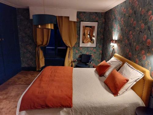 um quarto com uma cama grande e almofadas laranja em Superbe appartement, face à la vieille ville ! em Boulogne-sur-Mer