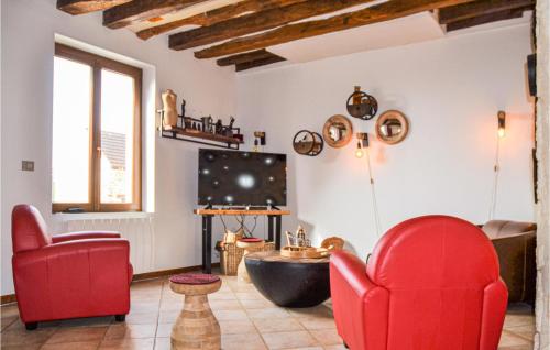 - un salon avec deux chaises rouges et une télévision dans l'établissement Beautiful Home In Saulchery With Wifi, à Saulchery