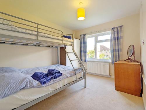 ein Schlafzimmer mit einem Etagenbett und einem Fenster in der Unterkunft Beacon Square, Emsworth in Emsworth