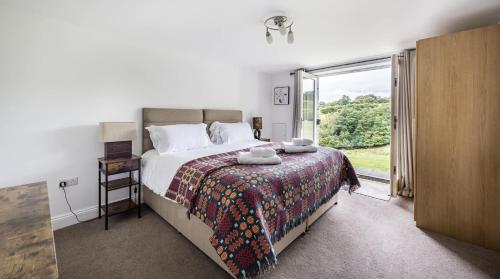 Postel nebo postele na pokoji v ubytování Romantic Couples' Getaway - at Ty Cerrig Barn with luxury hot tub