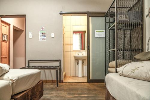 Chameleon Backpackers & Guesthouse tesisinde bir oturma alanı