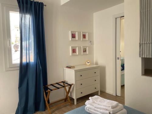1 dormitorio con 1 cama, vestidor y ventana en La Casa della Nonna en Cammarata
