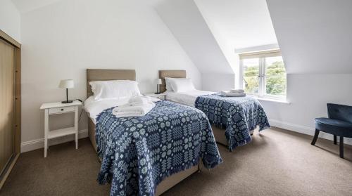 מיטה או מיטות בחדר ב-Stunning Large Barn Conversion in Betws Gwerfil Goch -Ty Cerrig Barn