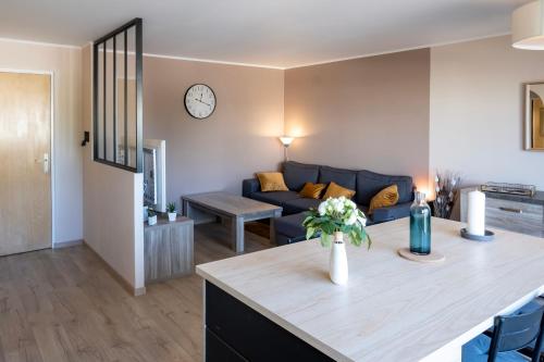 cocina y sala de estar con sofá azul en Le Saint Jame, proche Parc Rivière, en Burdeos