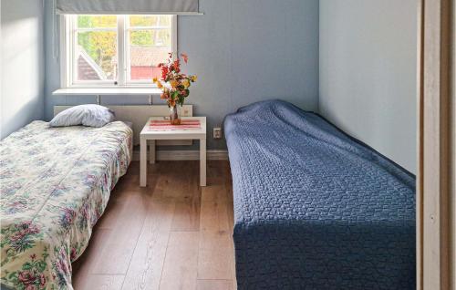 מיטה או מיטות בחדר ב-6 Bedroom Nice Apartment In Vallsta