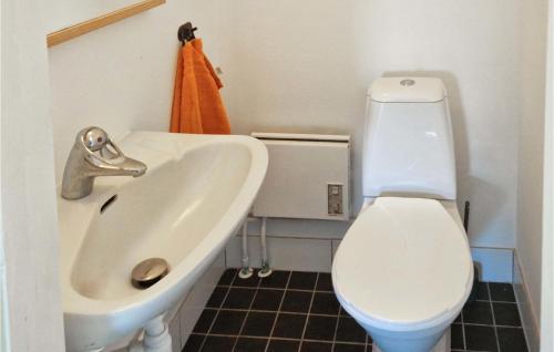 een badkamer met een wastafel en een toilet bij 6 Bedroom Nice Apartment In Vallsta in Vallsta