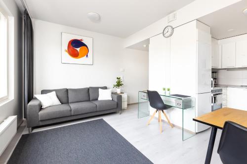 タンペレにあるValoisa parvekkeellinen kaksio, oma parkkipaikkaのソファとテーブルのあるリビングルーム