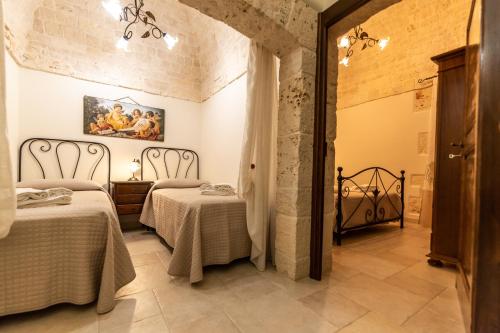 un restaurante con 2 camas en una habitación en B&B Panaro, en Alberobello