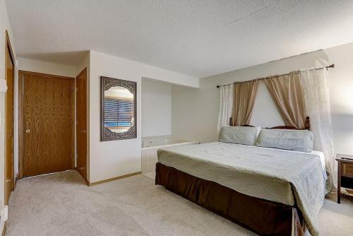 um quarto com uma cama grande e uma janela em Sunrise Suites - Lakefront - Location Location em Wisconsin Dells