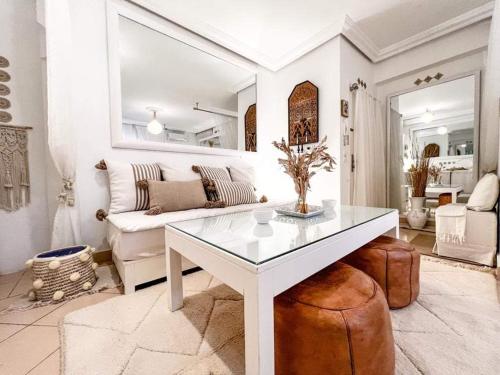 sala de estar con mesa blanca y sofá en STUDIO AU CŒUR DE GUELIZ en Marrakech