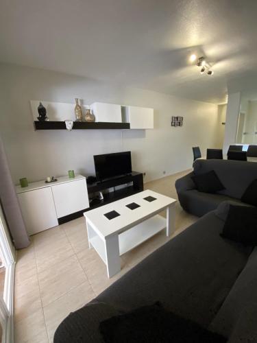 TV a/nebo společenská místnost v ubytování Apartamento Aguadulce Playa