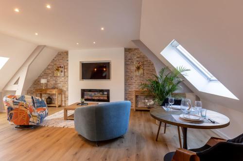 sala de estar con sofá y mesa en Soft time - Luxury flat - Historic Centre Honfleur, en Honfleur