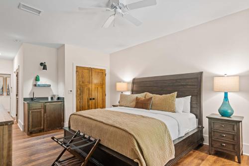 Una cama o camas en una habitación de The Blowing Rock Manor