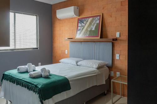 - une chambre avec un lit et des serviettes dans l'établissement Apto 2 quartos na Rua 2950, Wifi e Garagem Grande P1232, à Balneário Camboriú
