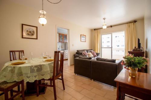 uma sala de estar com uma mesa e um sofá em CNI53 - 2 Dorm, Garagem, Climatizado, Wi-Fi em Balneário Camboriú