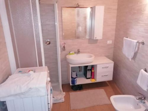 La salle de bains est pourvue d'un lavabo, de toilettes et d'un miroir. dans l'établissement Casa Sofia Favignana, à Favignana