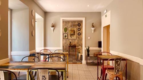 a restaurant with tables and chairs in a room at Casa do Jasmim by Shiadu in Lisbon