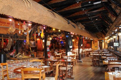מסעדה או מקום אחר לאכול בו ב-La Taverne des Deux Augustins