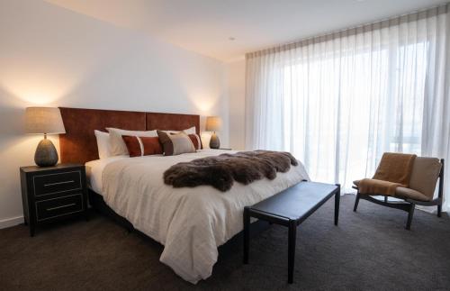 Katil atau katil-katil dalam bilik di Genoa - Sleeps 6 - Lakefront Apartment