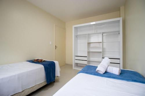 um quarto com 2 camas e um closet em CNI53 - 2 Dorm, Garagem, Climatizado, Wi-Fi em Balneário Camboriú