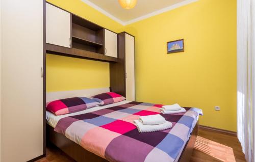 1 dormitorio con 2 camas y paredes amarillas en Lovely Apartment In Lukovo Sugarje With Kitchen, en Barić Draga