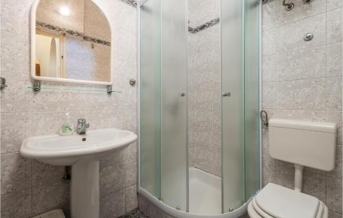 y baño con ducha, lavabo y aseo. en Lovely Apartment In Lukovo Sugarje With Kitchen, en Barić Draga