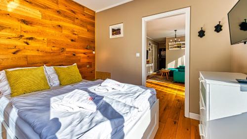 Postel nebo postele na pokoji v ubytování Apartament EVEREST z PRYWATNĄ Sauną - 5D Apartamenty