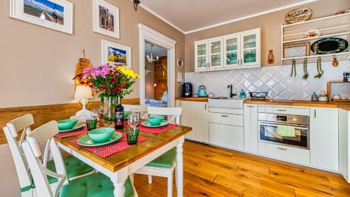 Kuchyň nebo kuchyňský kout v ubytování Apartament EVEREST z PRYWATNĄ Sauną - 5D Apartamenty