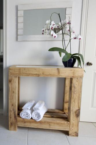 a wooden console table with towels and a mirror at Apartments Lianto in Drasnice