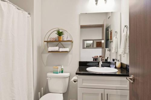 uma casa de banho com um WC branco e um lavatório. em Brand New 2 Bd 2 Bth Near DT and Perry District em Spokane