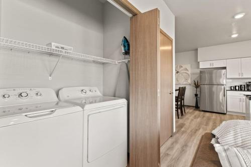 Kuchyň nebo kuchyňský kout v ubytování Very New 2 Bed 2 Bath Near DT and Perry District