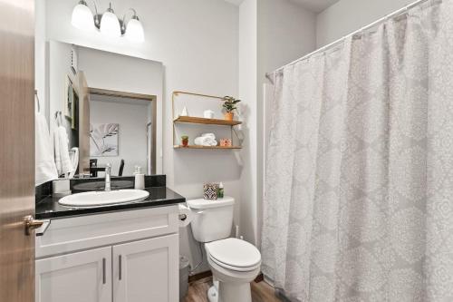 Koupelna v ubytování Very New 2 Bed 2 Bath Near DT and Perry District
