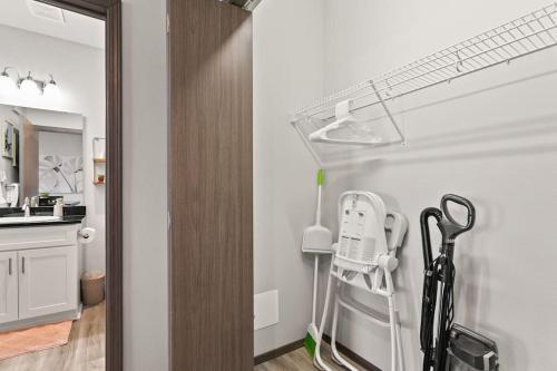 um corredor com um quarto com um lavatório e um espelho em Very New 2 Bed 2 Bath Near DT and Perry District em Spokane