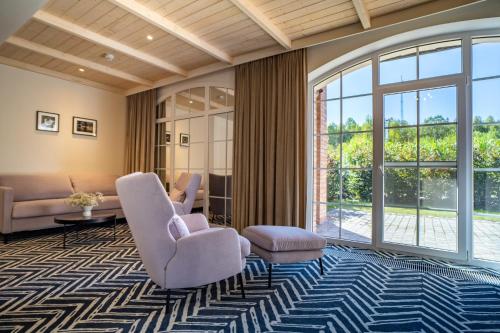 sala de estar con sillas y ventana grande en Santa Natura Resort & SPA, 