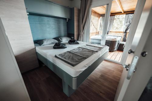 duże łóżko w pokoju z dużym oknem w obiekcie SEA HOUSE shade, pool & jacuzzi - PRIVILEGE POINT camping villas w mieście Selce