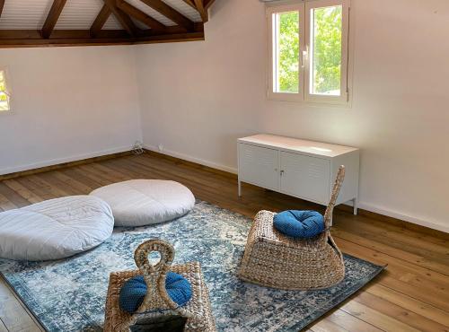 sala de estar con 2 camas y ventana en Haut de villa Taalia, en Terre-de-Haut