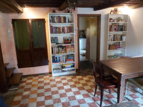 特鎮的住宿－Vakantiehuis Ardennen les Forges, Chevron，客厅配有桌子和书架
