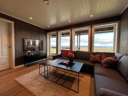 a living room with a couch and a table at Bualie Golsfjellet in Gol