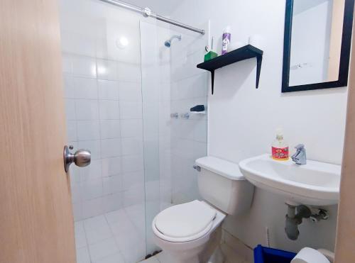 een badkamer met een douche, een toilet en een wastafel bij Hostal Casa Doña Eva -Rionegro Antioquia in Rionegro