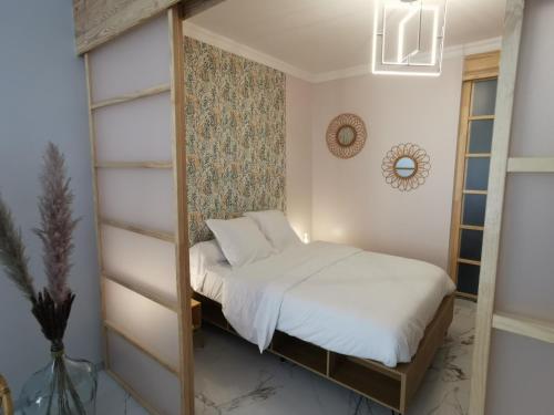 1 dormitorio con litera y espejo en Proche mer, vieille ville. Luxueux appartement en Villefranche-sur-Mer