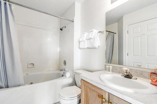 ein Badezimmer mit einem Waschbecken, einer Badewanne und einem WC in der Unterkunft Marina Retreat in Garden City