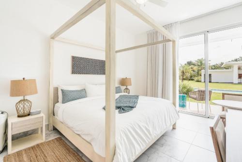 Postel nebo postele na pokoji v ubytování Playa Bonita Amazing Condo at Lake View