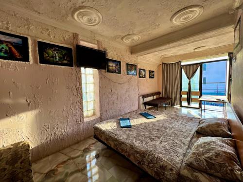 um quarto com uma cama grande num quarto em Smile Guesthouse em Tbilisi