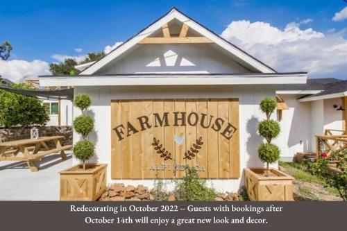 NEW Remodeled Farmhouse Pet Friendly with VIEWS