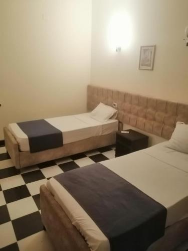 Ένα ή περισσότερα κρεβάτια σε δωμάτιο στο Royal City Hotel