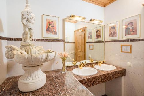 baño con 2 lavabos y espejo grande en Hotel Engadinerhof Superior, en Pontresina