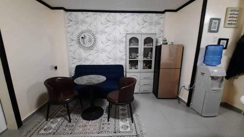 にあるPretty flat with full ACのキッチン(テーブル、椅子2脚、冷蔵庫付)